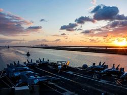 Potret Kapal Induk Nuklir AS Pamer Kekuatan di Laut Arab