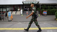Anggota TNI melintas di depan pusat perbelanjaan Sarinah. Sebelumnya, KPU telah menuntaskan penetapan rekapitulasi nasional Pemilu 2019. Hasilnya, pasangan Jokowi-Maruf Amin mengungguli Parbowo Subianto-Sandiaga Uno.