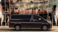 Kemewahan sebuah mobil di Granvia diwujudkan mulai dari tempat duduk premium di ke-8 kursi, rangkaian lengkap fitur Toyota Safety Sense, suspensi belakang empat link coil-sprung, kabin lebuh luas, sistem hiburan dan informasi generasi terbaru, empat port USB, sampai 12 speaker kelas atas. Pool/Toyota Motor Corporation.