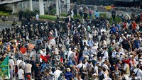 Sejumlah polisi nampak berjaga di sekitar gedung Bawaslu untuk menjaga aksi tetap berjalan dengan aman.