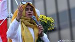 Aksi Emak-emak Bagikan Bunga ke Polisi di Depan Bawaslu