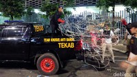Kawat tersebut dibawa polisi menggunakan mobil Team Khusus Anti Bandit. (Foto: Jefrie Nandy/detikcom)