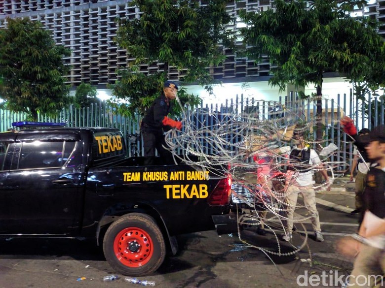 Kawat Barrier di Depan Bawaslu yang Dirusak Diangkut Polisi Kawat Barrier di Depan Bawaslu yang Dirusak Diangkut Polisi