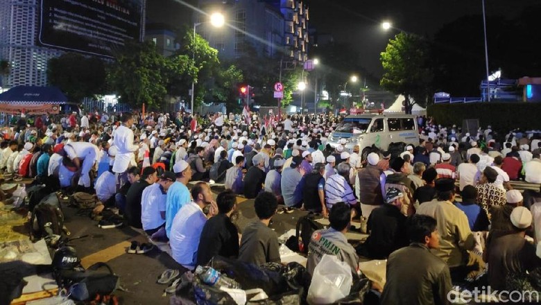 Masih Bertahan di Depan Bawaslu, Massa Salat Isya dan Tarawih Berjemaah Masih Bertahan di Depan Bawaslu, Massa Salat Isya dan Tarawih Berjemaah