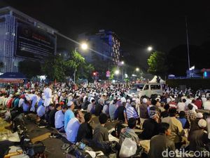 Masih Bertahan di Depan Bawaslu, Massa Salat Isya dan Tarawih Berjemaah