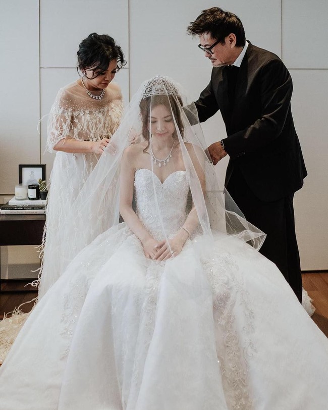 Pasangan yang menikah pada bulan April lalu tersebut tentu mendokumentasikan momen bahagia mereka di Instagram. Terlihat jika Rachel dan Ken mengadakan pesta berbiaya mahal. Dimulai dari gaun pernikahan bertabur 6,000 ribu kristal Swarovski berikut. Foto: instagram @rachelbambi