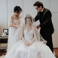 Pasangan yang menikah pada bulan April lalu tersebut tentu mendokumentasikan momen bahagia mereka di Instagram. Terlihat jika Rachel dan Ken mengadakan pesta berbiaya mahal. Dimulai dari gaun pernikahan bertabur 6,000 ribu kristal Swarovski berikut. Foto: instagram @rachelbambi