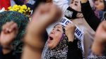 Aksi Emak-emak Bagikan Bunga ke Polisi di Depan Bawaslu