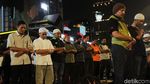 Momen Massa Salat Isya dan Tarawih di Depan Bawaslu