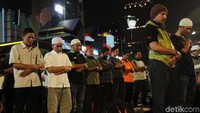Polisi sendiri memberi batas waktu hingga teraweh kepada massa.