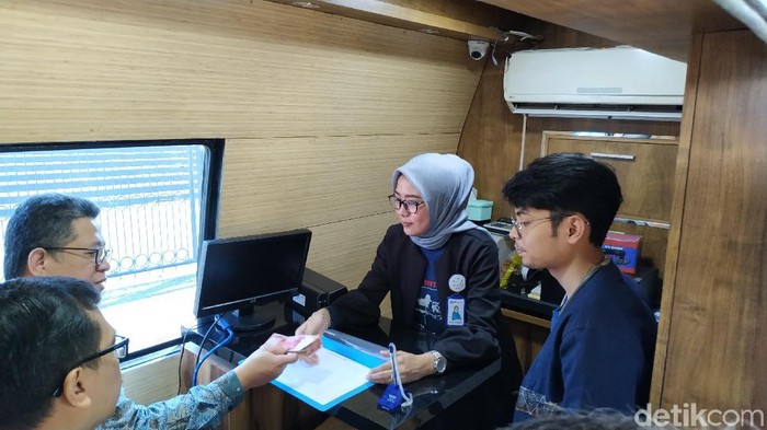 Mobil penukaran uang di Bandung siap melayani mulai pecahan Rp 1 ribu hingga Rp 100 ribu.