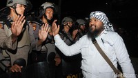 Sebelum membubarkan diri, sejumlah peserta aksi menyempatkan diri bersalaman dengan polisi.