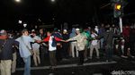 Bersalaman dengan Polisi, Massa Bubarkan Diri