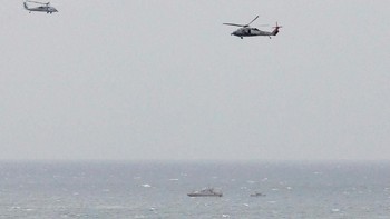 Di kejauhan, tampak kapal milik Iran yang tampaknya sedang melakukan pengawasan. Foto: Reuters