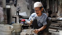 Peralatan yang digunakan untuk membuat kompor minyak yaitu palu dan empat alat lainnya yang masing-masing memiliki fungsi khusus.