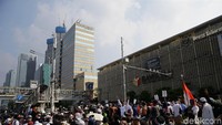 Massa aksi terus berdatangan dan menutup jalan di depan Bawaslu.