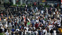 Massa menyerukan untuk melawan pemilu curang di sela-sela aksi yang diselenggarakan di depan gedung Bawaslu, Jakarta.