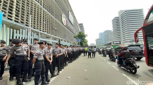 Polisi berjaga di depan Bawaslu