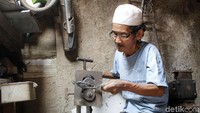 Warga RT 01 RW 09 Desa Margajaya, Ngamprah, Kabupaten Bandung Barat itu membuat kompor minyak dengan peralatan yang sederhana.