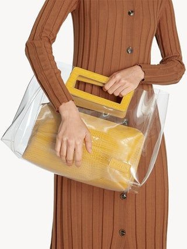Belakangan tas dengan aksen transparan kembali tren. Pilihannya yang diskon bisa didapatkan di situs Pomelo. Clear Square Hand Bag - Yellow berikut pun terlihat stylish untuk digunakan ke berbagai kesempatan. Item ini turun dari Rp 429 ribu menjadi Rp 219 ribu. Foto: Pomelo