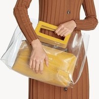 Belakangan tas dengan aksen transparan kembali tren. Pilihannya yang diskon bisa didapatkan di situs Pomelo. Clear Square Hand Bag - Yellow berikut pun terlihat stylish untuk digunakan ke berbagai kesempatan. Item ini turun dari Rp 429 ribu menjadi Rp 219 ribu. Foto: Pomelo
