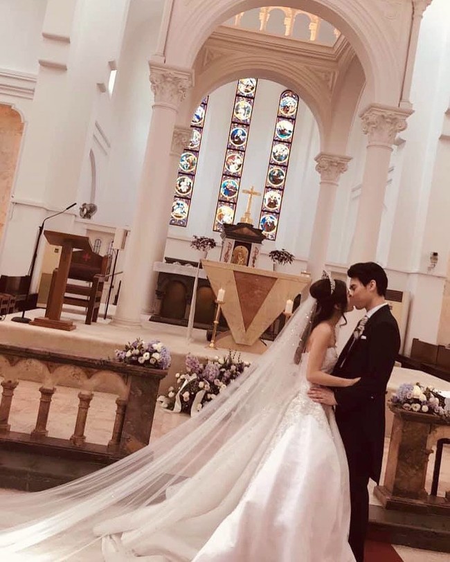 Pemberkatan pernikahan itu sendiri digelar di St Theresa’s Church dan resepsinya diselenggarakan di Hotel Ritz Carlton Singapura yang dihadiri 600 tamu undangan. Foto: instagram @rachelbambi