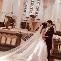 Pemberkatan pernikahan itu sendiri digelar di St Theresa’s Church dan resepsinya diselenggarakan di Hotel Ritz Carlton Singapura yang dihadiri 600 tamu undangan. Foto: instagram @rachelbambi