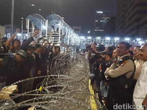 Massa Coba Terobos Kawat Berduri di Bawaslu, Polisi Kejar Sejumlah Orang