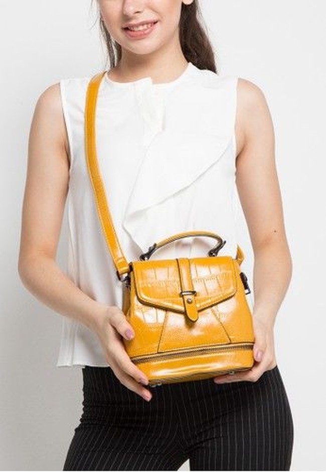 Ingin memanfaatkan THR untuk tampil lebih maksimal saat silahturahmi Lebaran? Anda bisa menyisihkan sebagian uang untuk tas baru. Salah satu opsi menariknya datang dari brand Ismot. Tas Soleil yang bisa dipakai sebagai tas selempang dan backpack ini turun dari Rp 959 ribu menjadi Rp 287 ribuan di Zalora. Foto: Zalora