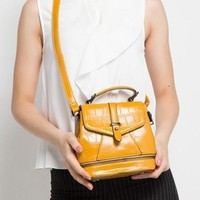 Ingin memanfaatkan THR untuk tampil lebih maksimal saat silahturahmi Lebaran? Anda bisa menyisihkan sebagian uang untuk tas baru. Salah satu opsi menariknya datang dari brand Ismot. Tas Soleil yang bisa dipakai sebagai tas selempang dan backpack ini turun dari Rp 959 ribu menjadi Rp 287 ribuan di Zalora. Foto: Zalora