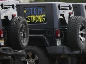 Ratusan Jeep Kenang Siswa Sekolah Korban Penembakan Colorado
