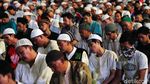Momen Massa Salat Isya dan Tarawih di Depan Bawaslu