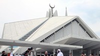 Tak hanya dijadikan sebagai tempat ibadah, Masjid Faisal juga memiliki sejumlah sarana dan fasilitas menunjang lainnya, seperti perpustakaan, museum, ruang kuliah, kafetaria, dan Universitas Islam Internasional yang mampu menampung hingga 700 mahasiswa. Saiyna Bashir/Reuters.