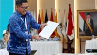 Wakil Direktur Saksi TKN Jokowi-Maruf Amin, I Gusti Putu Artha menandatangai surat keputusan hasil penetapan pemenang Pilpres 2019 di KPU Pusat Jakarta, Selasa (21/5/2019).