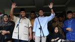Salam Dua Jari, Prabowo-Sandi Tolak Hasil Pilpres 2019