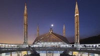 Lokasi Masjid Faisal yang berada di kaki Bukit Margalla, kaki bukitan yang paling barat dari Pegunungan Himalaya membuat masjid ini dapat terlihat dari kejauhan baik siang maupun malam. Dok. Wikipedia/Usmanmiski.