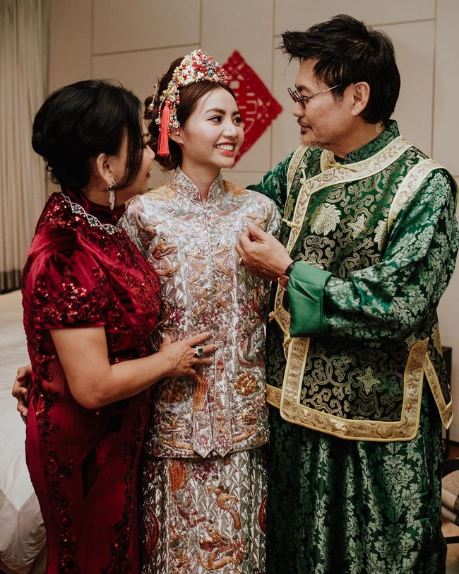Terlihat sudah sangat berkilauan, dikatakan bahkan ibu Rachel menginginkan kristal yang lebih banyak. Di akad pernikahannya, Rachel pun tampak cantik dengan gaun strapless berenda, perhiasan mewah, hingga tiara. Mahkota cantik juga tak ketinggalan saat Rachel menggunakan baju pengantin tradisi. Foto: instagram @rachelbambi