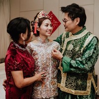 Terlihat sudah sangat berkilauan, dikatakan bahkan ibu Rachel menginginkan kristal yang lebih banyak. Di akad pernikahannya, Rachel pun tampak cantik dengan gaun strapless berenda, perhiasan mewah, hingga tiara. Mahkota cantik juga tak ketinggalan saat Rachel menggunakan baju pengantin tradisi. Foto: instagram @rachelbambi