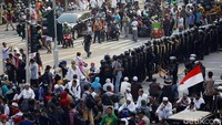 Polisi berbaris menjaga keamanan di sekitar gedung Bawaslu, Jakarta.