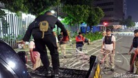 Massa pendemo sebelumnya berupaya merangsek ke kantor Bawaslu dengan mendorong-dorong kawat pembatas (barrier) yang memagari pintu gerbang Bawaslu. (Foto: Jefrie Nandy/detikcom)