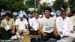 Demo Berhenti Sejenak, Massa Salat Berjemaah di Depan Bawaslu