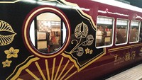 Kereta Kyotrain Garaku beroperasi setiap weekend dan tanggal merah. Dapat dikenali lewat eksteriornya yang bercorak hitam dan emas (Twitter) 