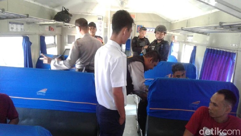 Polisi Periksa Penumpang di 3 Stasiun Cilegon Tujuan Jakarta Polisi Periksa Penumpang di 3 Stasiun Cilegon Tujuan Jakarta