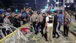 Penampakan Kawat Berduri Dirusak Massa di Demo Bawaslu