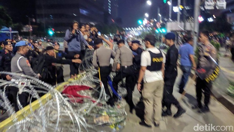 6 Tewas di Rusuh Jakarta 22 Mei Dini Hari Tadi, 200-an Orang Luka-luka 6 Tewas di Rusuh Jakarta 22 Mei Dini Hari Tadi, 200-an Orang Luka-luka
