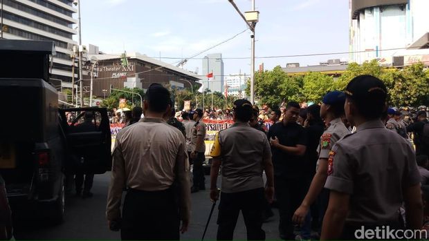 Kapolda Metro Temui Massa yang Demo di Depan Bawaslu
