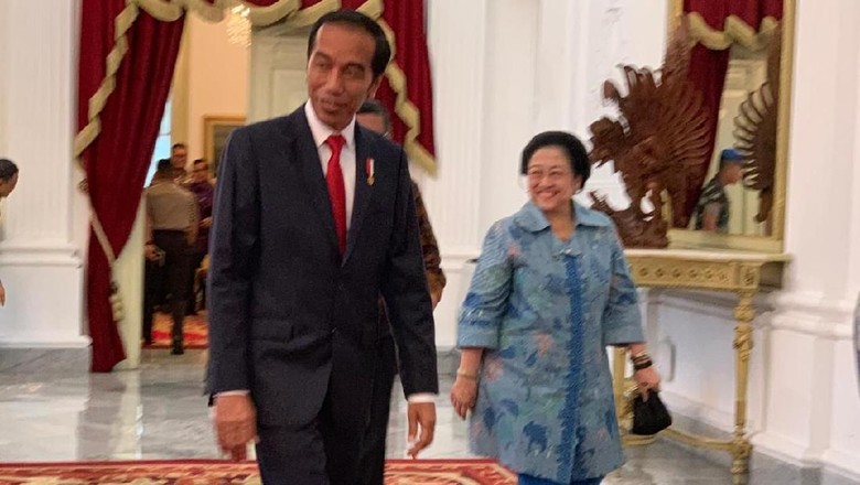 Saling Menyelamati antara Jokowi dan Megawati Saling Menyelamati antara Jokowi dan Megawati