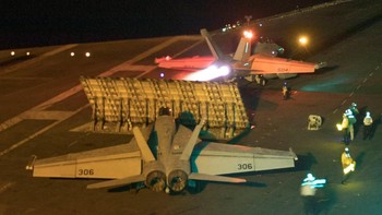 Jet tempur F/A-18E Super Hornet diluncurkan ke laut merah dari deknya. Foto: Reuters