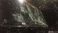 Foto: Kaca mobil bagian depan remuk. Kaca samping pecah. (Ibnu-detikcom)
