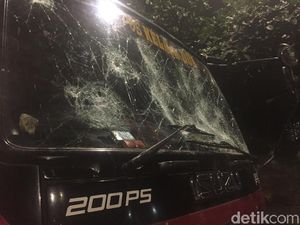 Tak Hanya Membajak, Massa di Slipi juga Rusak Mobil Damkar